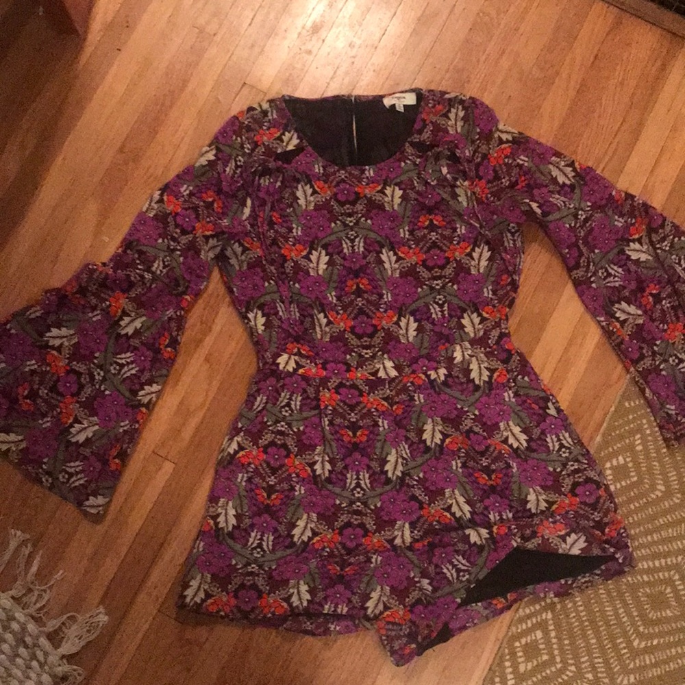 BELL SLEEVE FLORAL BOHO ROMPER 🌼🌸